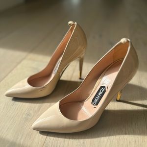 TOM FORD patent leather nude gold tip pumps 37
